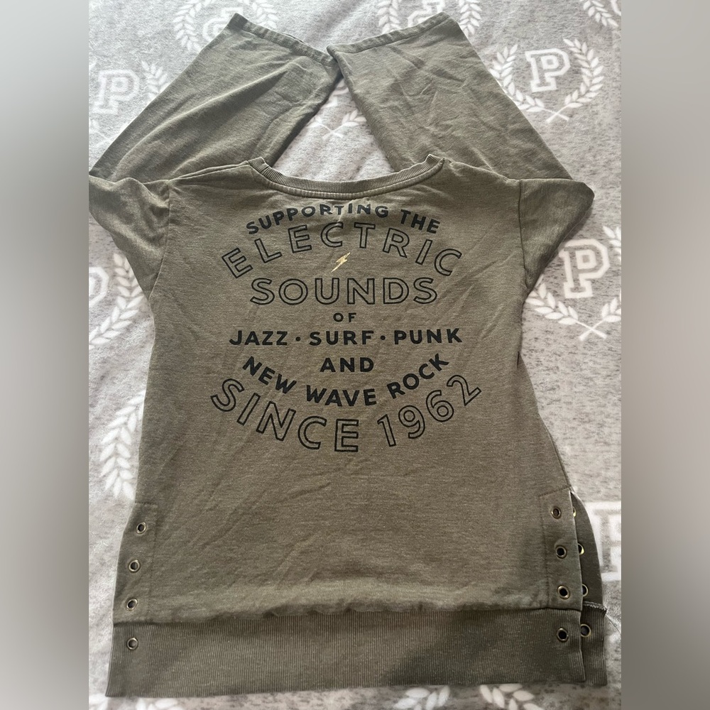 Lucky Brand Fender Jaguar Graphic Sweatshirt Olive Green Grommet Detail XS